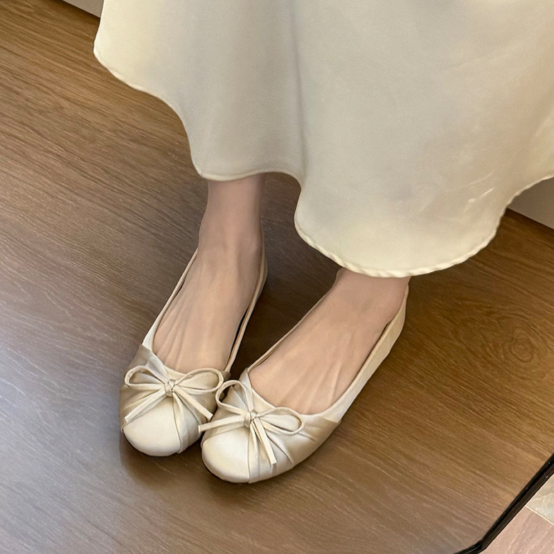 Embroidery Flat Shoes - รองเท้าส้นเตี้ยแบบสวมสไตล์หวานสำหรับผู้หญิง รุ่นโบว์ผูกใหม่ ปี 2026 ทำจากผ้าซาติน