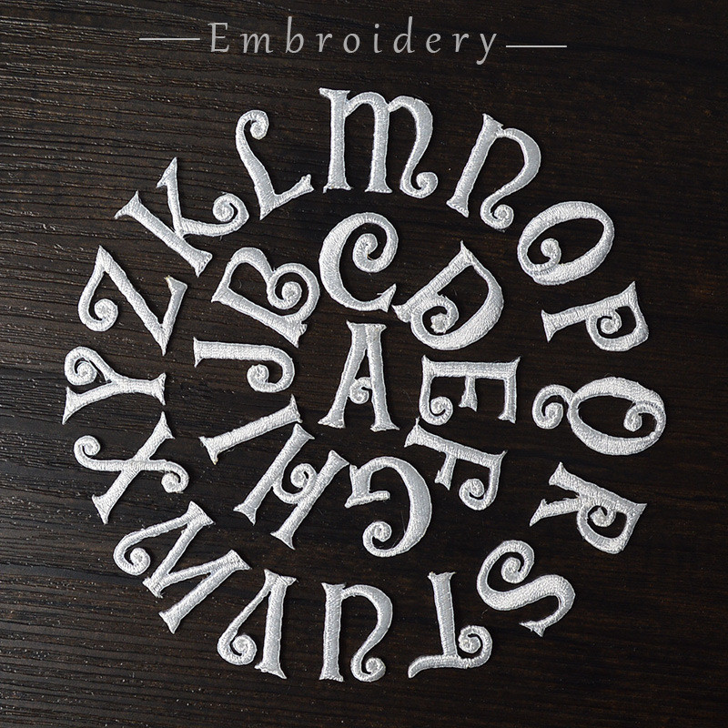 Embroidery Letter M - แพทช์รูปดอกกุหลาบตัวอักษรภาษาอังกฤษสุดหรู สำหรับรีดติดเสื้อผ้า อุปกรณ์ DIY แพทช์รีดติดสำหรับชุดแต่งงาน